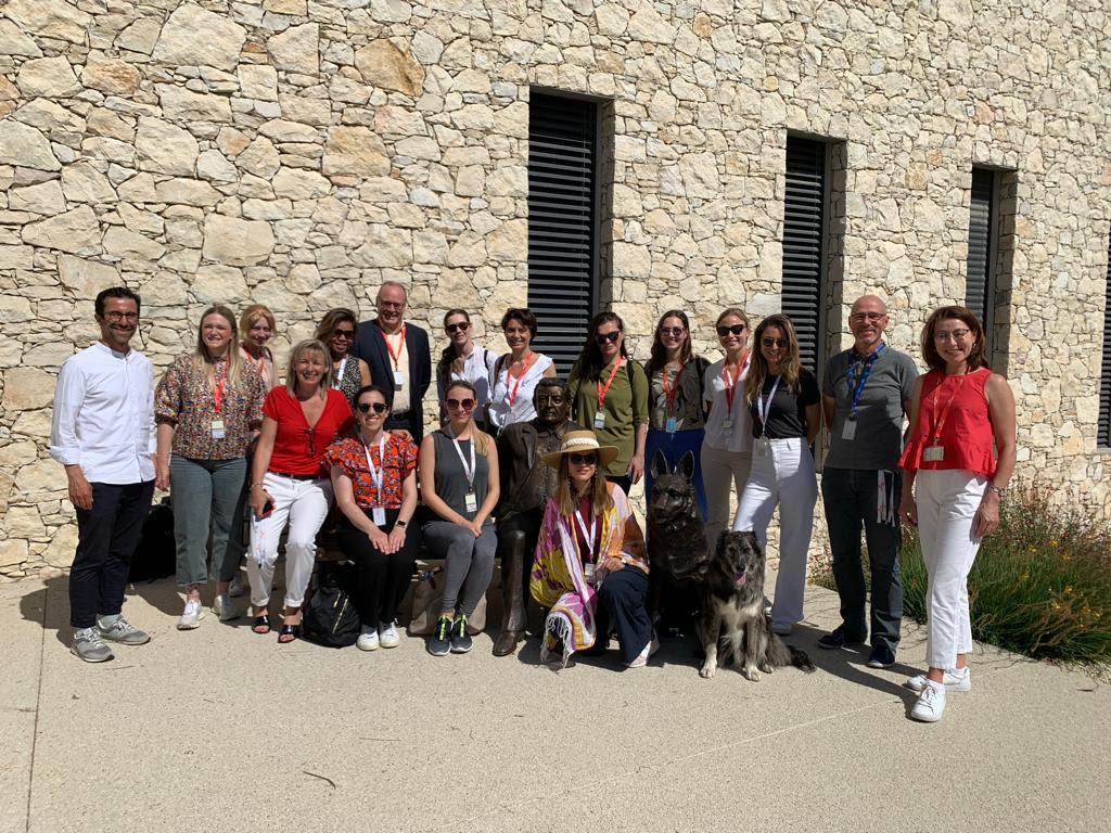 Une partie de la Team Kookie et les organisateurs de la Leap Fellowship au siège de Royal Canin à Aimargues, France